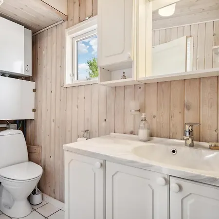 1 Bedroom Beautiful In Sjolund